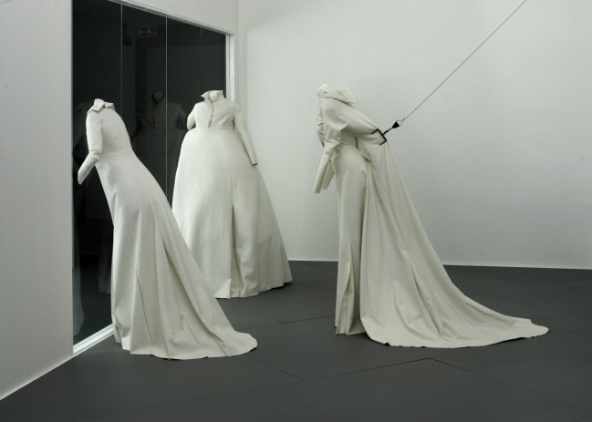 Viktor & Rolf Viktor & Rolf, L'Hiver de l'Amour: three white dresses, Spring 1994. Foto: Ernst Moritz