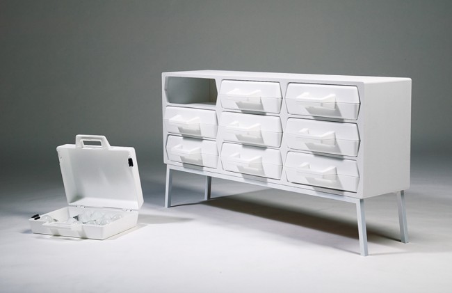 Aalto+Aalto, TakeOut chest of drawers (2003) Aalto+Aalto, TakeOut chest of drawers (2003) cassettiera con valigie portatili