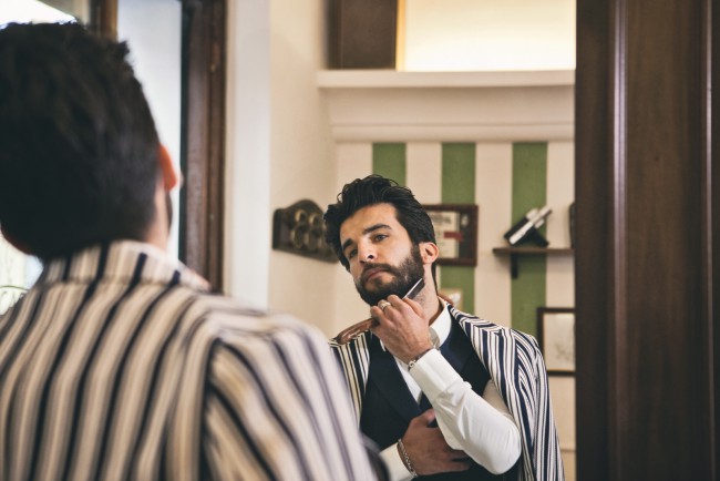 Stefano Scarpa Stefano Scarpa di Fratelli Scarpa Barber Shop, testimonial di Alessandro Gilles, indossa giacca in jersey gessatone e gilet doppio petto in misto lana della collezione Primavera Estate 2018. Salerno, made in Campania