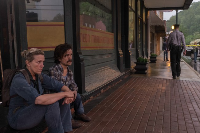 Tre manifesti a Ebbing, Missouri Frances McDormand e Peter Dinklage Tre manifesti a Ebbing, Missouri, film candidato ai Premi Oscar come Miglior film