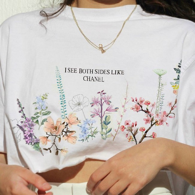 Dana Frid, T-shirt “I see both sides like Chanel” Dana Frid, T-shirt "I see both sides like Chanel" floreale. La logomania e la tendenza alla caricatura: vediamo il caso DEISEL a Canal Street, New York e altre celebri caricature e falsi del mondo della moda!