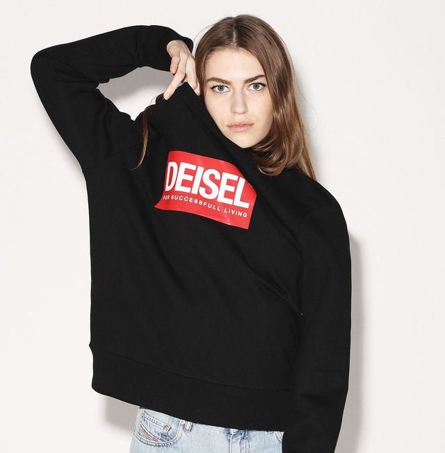 Diesel, felpa nera capsule collection con logo "Deisel". Vediamo il caso DEISEL a Canal Street, New York e altri celebri falsi del mondo della moda!