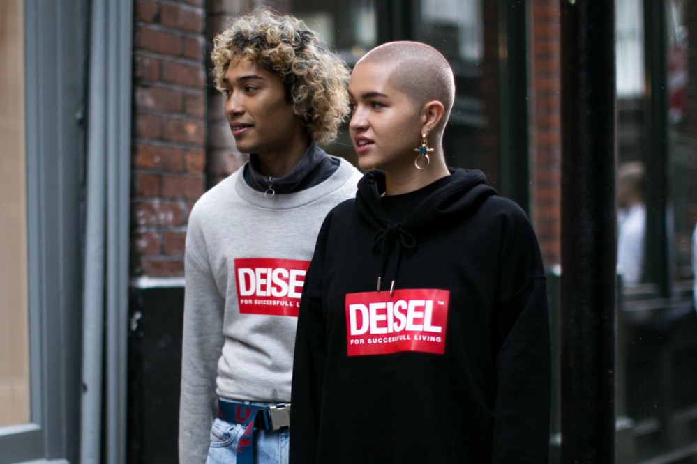 Diesel, felpe con logo "Deisel". L’ultima trovata di Diesel è un pop-up store della collezione "Deisel" a Canal Street, New York. Vediamo il caso DEISEL e altri celebri falsi del mondo della moda! Foto via abovethesole.co.uk