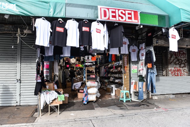 Diesel, pop-up store a Canal Street, Chinatown, New York. L’ultima trovata di Diesel è la collezione "Deisel". Vediamo il caso e altri celebri falsi del mondo della moda!