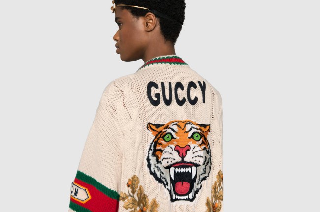 Gucci, light cardigan in lana a coste ricamato con logo "Guccy". La logomania e la tendenza alla caricatura: vediamo il caso DEISEL a Canal Street, New York e altre celebri caricature e falsi del mondo della moda!