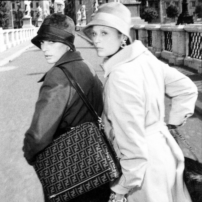 Italiana: L’Italia vista dalla moda 1971-2001 "Italiana: L’Italia vista dalla moda 1971-2001" è la mostra a Palazzo Reale di Milano. Fashion week MFW. Abiti Laura Biagiotti, acessori Fendi. Foto: Oliviero Toscani