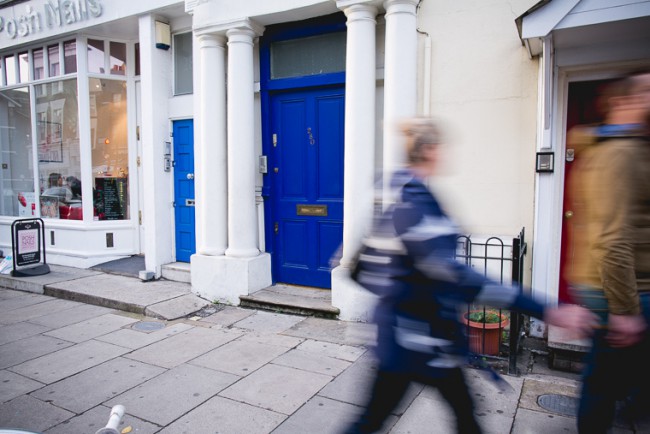 Il portone blu in Notting Hill, film ambientato a Londra di Roger Michell con Hugh Grant e Julia Roberts. Foto: Melina Souza