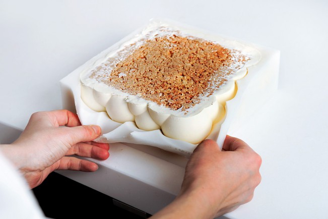 Dinara Kasko, The Bubbles with exotic fruit Dinara Kasko, The Bubbles with exotic fruit. Torte e dessert geometrici dell'architetta Dinara Kasko scolpiti con Autodesk