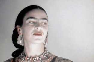 Mostra "Frida Kahlo: Making Her Self Up" al Victoria & Albert Museum di Londra dal 16 giugno al 4 novembre 2018. Photo: Frida Kahlo by Ivan Dmitri