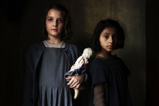 Elisa Del Genio e Ludovica Nasti interpretano Elena e Lila bambine nella serie TV di Saverio Costanzo, L'amica geniale, tratta dall'omonimo romanzo di Elena Ferrante