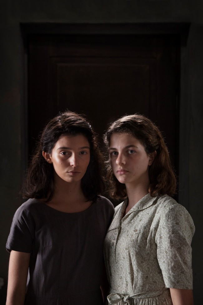 Margherita Mazzucco e Gaia Girace interpretano Elena e Lila adolescenti nella serie TV di Saverio Costanzo, L'amica geniale, tratta dall'omonimo romanzo di Elena Ferrante