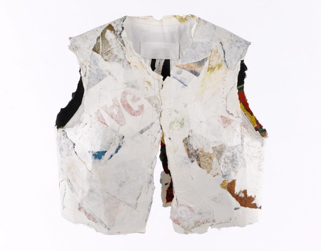 Martin Margiela, Primavera Estate 1990 Martin Margiela, Primavera Estate 1990 Gilet di poster pubblicitari lacerati e incollati, fodera interna in cotone bianco © Françoise Cochennec / Galliera / Roger-Viollet. Mostra "Margiela/ Galliera, 1989-2009" a Palais Galliera, Parigi