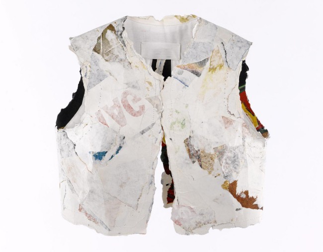 Martin Margiela, Primavera Estate 1990 Gilet di poster pubblicitari lacerati e incollati, fodera interna in cotone bianco © Françoise Cochennec / Galliera / Roger-Viollet. Mostra "Margiela/ Galliera, 1989-2009" a Palais Galliera, Parigi