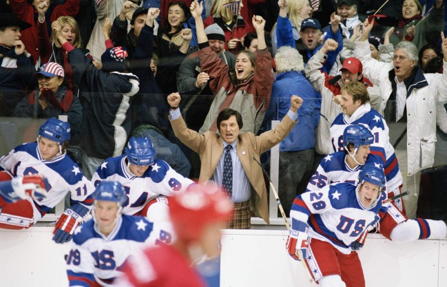 Miracle Miracle, film biografico sull’impresa della nazionale statunitense di hockey sul ghiaccio ai mondiali di Lake Luise nel 1980. Film sugli sport invernali al cinema