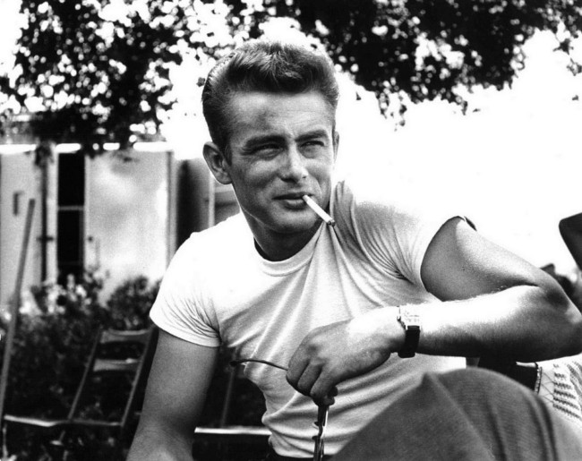 James Dean in Gioventù bruciata con l'iconica t-shirt bianca