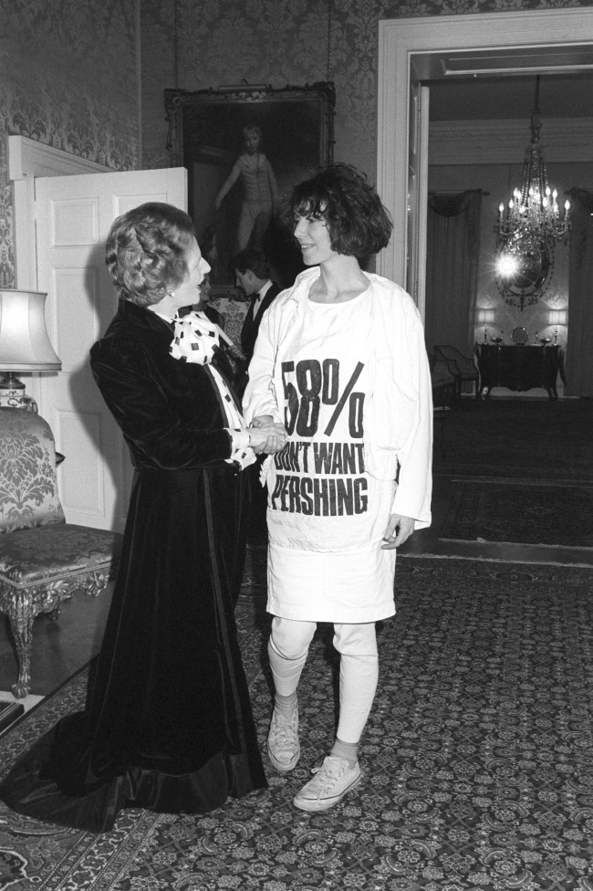 Katharine Hamnett incontra Margaret Thatcher indossando la t-shirt-manifesto contro i missili nucleari, 1984