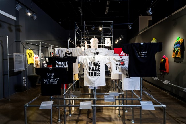 mostra moda t shirt cult culture subversion londra La mostra "T-shirt: Cult, Culture & Subversion", in cartellone fino al prossimo 6 maggio al Fashion & Textile Museum di Londra, è dedicata alla forza dirompente della t-shirt quale strumento creativo e comunicativo