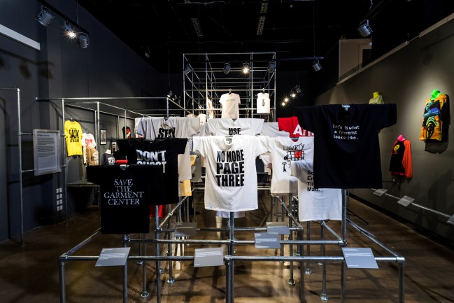 La mostra "T-shirt: Cult, Culture & Subversion", in cartellone fino al prossimo 6 maggio al Fashion & Textile Museum di Londra, è dedicata alla forza dirompente della t-shirt quale strumento creativo e comunicativo