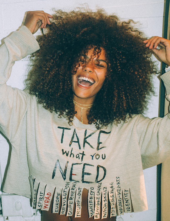 WRÅD La t-shirt GRAPHI-TEE ecosostenibile di WRÅD, fatta di grafite, diventa il manifesto della capsule collection WRÅDoscope realizzata per YOOXYGEN, l’area di YOOX dedicata alla moda responsabile