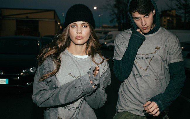 WRÅDoscope Dalla collaborazione tra YOOX e WRÅD nasce WRÅDoscope, una capsule collection di dodici t-shirt, genderless, personalizzate con grafiche esclusive che vedono protagonisti i segni zodiacali