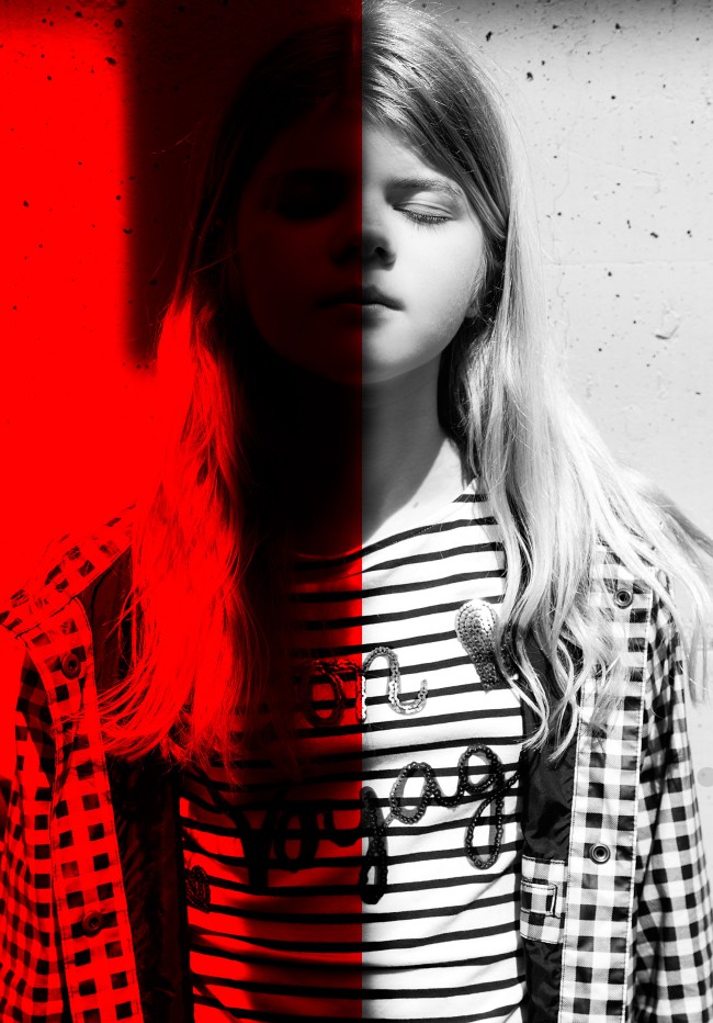Alona Shestiuk fotografa ucraina, editoriale Catch me if you can. Foto in bianco e nero, rosso.