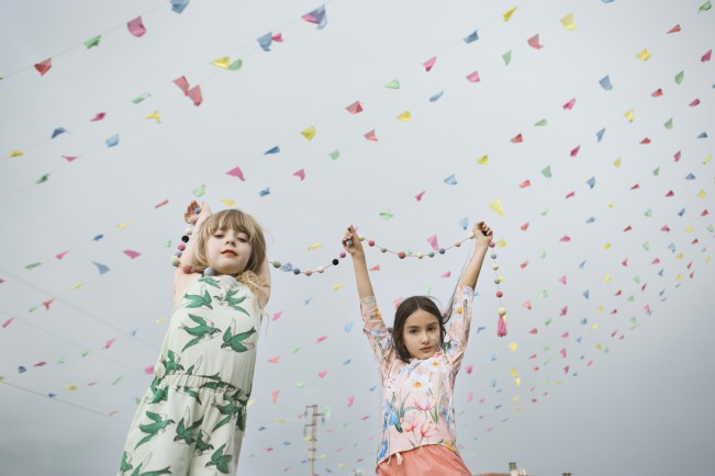 La fotografa Anna Caruso ci presenta il suo ultimo editoriale, Avenue Federico Fellini. La fotografa dei bambini ci propone, questa volta, degli scatti all'aperto. Le pose informali e i toni freschi rimandano all'estate che si avvicina.