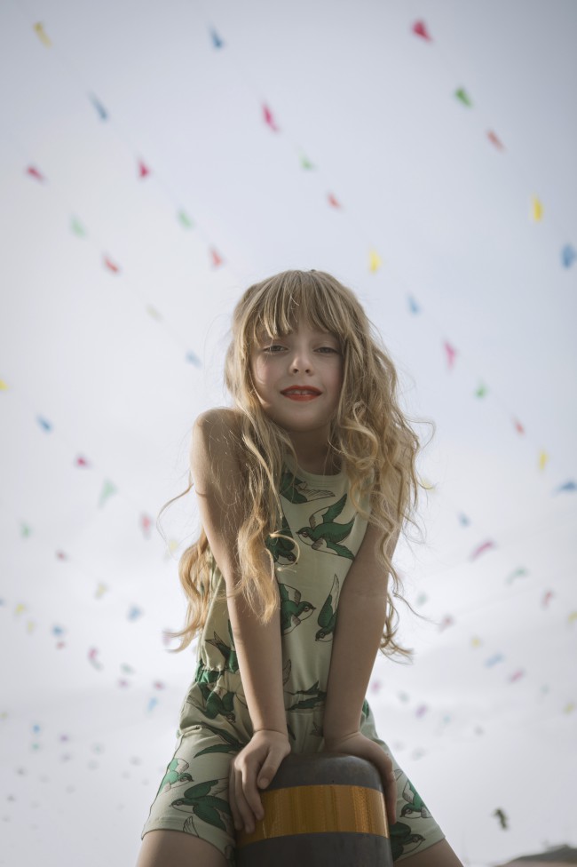 La fotografa Anna Caruso ci presenta il suo ultimo editoriale, Avenue Federico Fellini. La fotografa dei bambini ci propone, questa volta, degli scatti all'aperto. Le pose informali e i toni freschi rimandano all'estate che si avvicina.