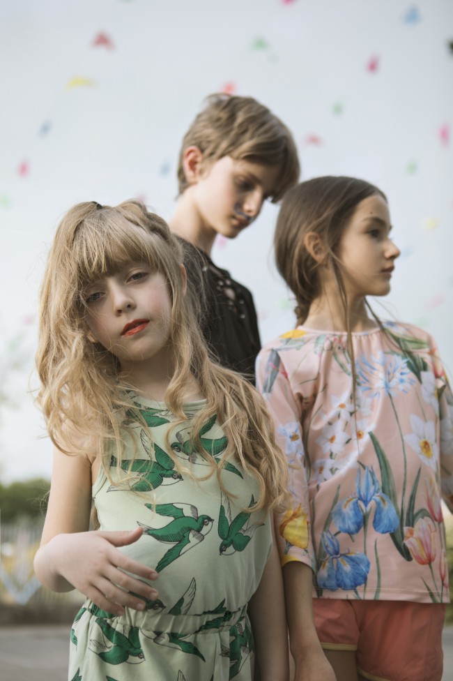 La fotografa Anna Caruso ci presenta il suo ultimo editoriale, Avenue Federico Fellini. La fotografa dei bambini ci propone, questa volta, degli scatti all'aperto. Le pose informali e i toni freschi rimandano all'estate che si avvicina.