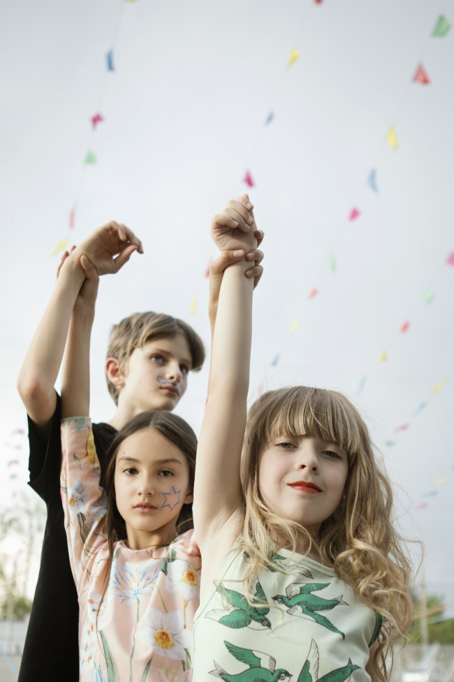 La fotografa Anna Caruso ci presenta il suo ultimo editoriale, Avenue Federico Fellini. La fotografa dei bambini ci propone, questa volta, degli scatti all'aperto. Le pose informali e i toni freschi rimandano all'estate che si avvicina.