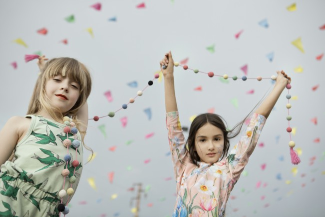 La fotografa Anna Caruso ci presenta il suo ultimo editoriale, Avenue Federico Fellini. La fotografa dei bambini ci propone, questa volta, degli scatti all'aperto. Le pose informali e i toni freschi rimandano all'estate che si avvicina.