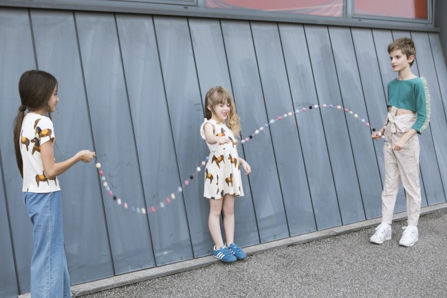 La fotografa Anna Caruso ci presenta il suo ultimo editoriale, Avenue Federico Fellini. La fotografa dei bambini ci propone, questa volta, degli scatti all'aperto. Le pose informali e i toni freschi rimandano all'estate che si avvicina.