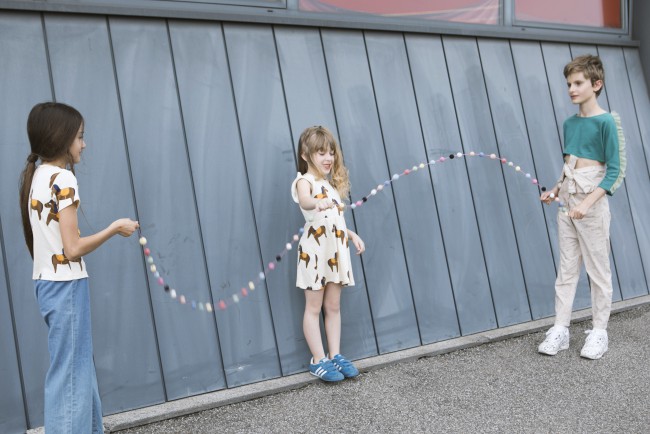 Avenue Federico Fellini by Anna Caruso La fotografa Anna Caruso ci presenta il suo ultimo editoriale, Avenue Federico Fellini. La fotografa dei bambini ci propone, questa volta, degli scatti all'aperto. Le pose informali e i toni freschi rimandano all'estate che si avvicina.