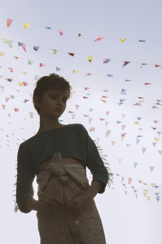 La fotografa Anna Caruso ci presenta il suo ultimo editoriale, Avenue Federico Fellini. La fotografa dei bambini ci propone, questa volta, degli scatti all'aperto. Le pose informali e i toni freschi rimandano all'estate che si avvicina.