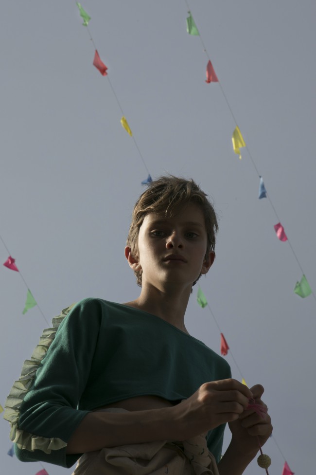 La fotografa Anna Caruso ci presenta il suo ultimo editoriale, Avenue Federico Fellini. La fotografa dei bambini ci propone, questa volta, degli scatti all'aperto. Le pose informali e i toni freschi rimandano all'estate che si avvicina.