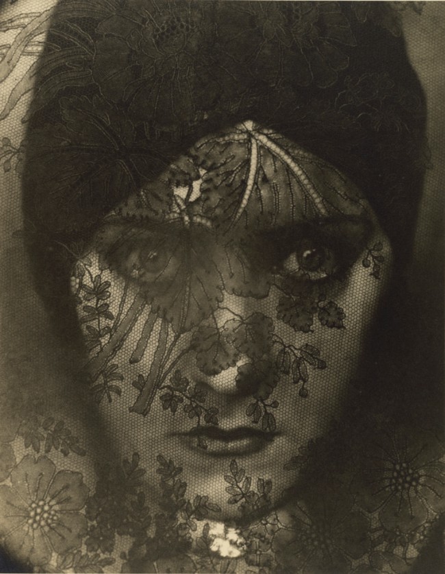 Actress Gloria Swanson, 1924, Edward Steichen Actress Gloria Swanson, 1924, Edward Steichen © 1924 Condé Nast Publications. Edward Steichen in mostra al Getty Museum di Los Angeles in Icons of Style: a Century of Fashion Photography, 1911-2011