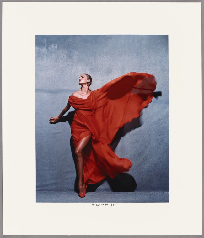 Givenchy Red, Paris, 1990, Victor Skrebneski Givenchy Red, Paris, 1990, Victor Skrebneski. Victor Skrebneski in mostra al Getty Museum di Los Angeles in Icons of Style: a Century of Fashion Photography, 1911-2011