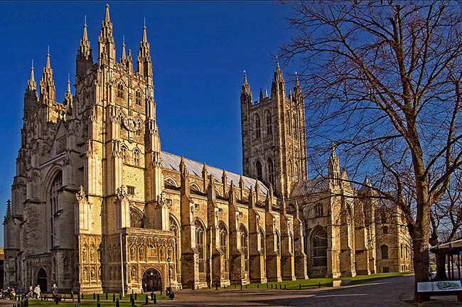 Cattedrale di Canterbury Veduta della Cattedrale di Canterbury - Kent. Situata al sud est della Gran Bretagna, la contea del Kent rappresenta il luogo ideale per chi è in cerca di una fuga dalla vita di tutti i giorni, rifugiandosi tra spiagge, castelli e giardini da sogno.