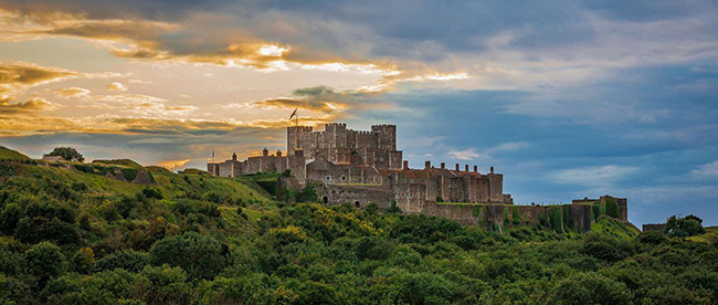 Castello di Dover – Kent Castello di Dover - Kent. Situata al sud est della Gran Bretagna, la contea del Kent rappresenta il luogo ideale per chi è in cerca di una fuga dalla vita di tutti i giorni, rifugiandosi tra spiagge, castelli e giardini da sogno.