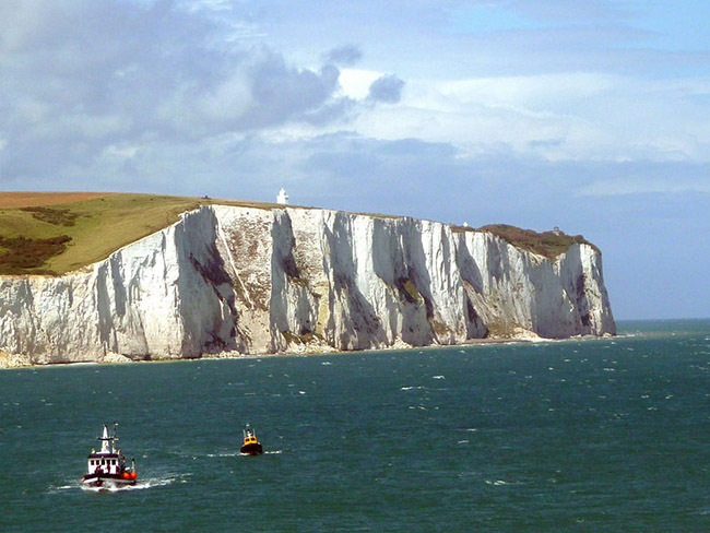 Costa di Dover – Kent Costa di Dover - Kent. Situata al sud est della Gran Bretagna, la contea del Kent rappresenta il luogo ideale per chi è in cerca di una fuga dalla vita di tutti i giorni, rifugiandosi tra spiagge, castelli e giardini da sogno.