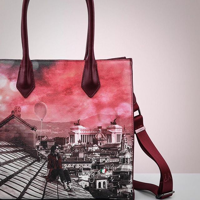 Ynot? Ynot?, brand diventato celebre per la sua Yes Bag, punta a diventare un brand total look. Accessori, borse e pochette, quindi, ma anche abiti e scarpe all'insegna di un'artigianalità tutta italiana. L'obiettivo è far viaggiare e sognare chiunque indossi questo brand...