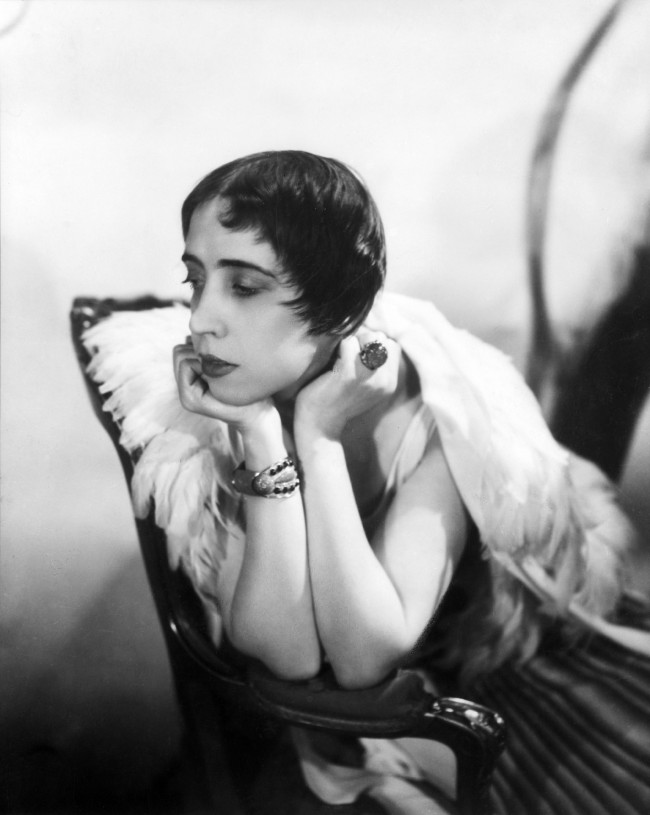 Elsa Schiaparelli by Cecil Beaton Elsa Schiaparelli, photographed by Cecil Beaton in 1936, courtesy of the Cecil Beaton Studio Archive, Sotheby’s. Moda anni trenta nella mostra "Night & Day" al Fashion and Textile Museum di Londra.