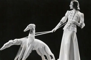 Michele Morgan photographed by Ernest Bachrach, circa 1939. Private collection. Moda anni trenta nella mostra "Night & Day" al Fashion and Textile Museum di Londra.