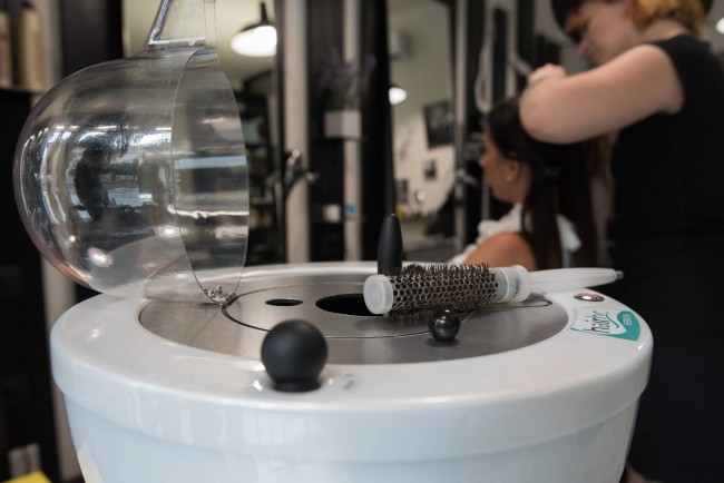 Rebrush Rebrush è un sistema di pulizia automatico sviluppato per saloni di acconciatura volto a dare una “nuova vita” alle spazzole rimuovendo i capelli ed igienizzandole in 60 secondi