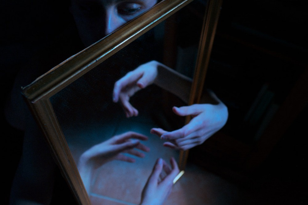 fotografia mani che si riflettono nello specchio di Anselme Alma Servain