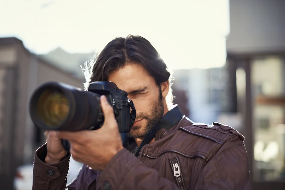 fotografo con macchina fotografica