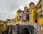 Sintra, Portogallo, Palácio Nacional da Pena e Parque da Pena. Sintra è per il Portogallo una meta turistica. Di quelle vere, con turisti veri muniti di macchina fotografica, smartphone e bastoni per i selfie. Si tratta di un luogo intriso di una magia tutta sua e per questo motivo va visitato.